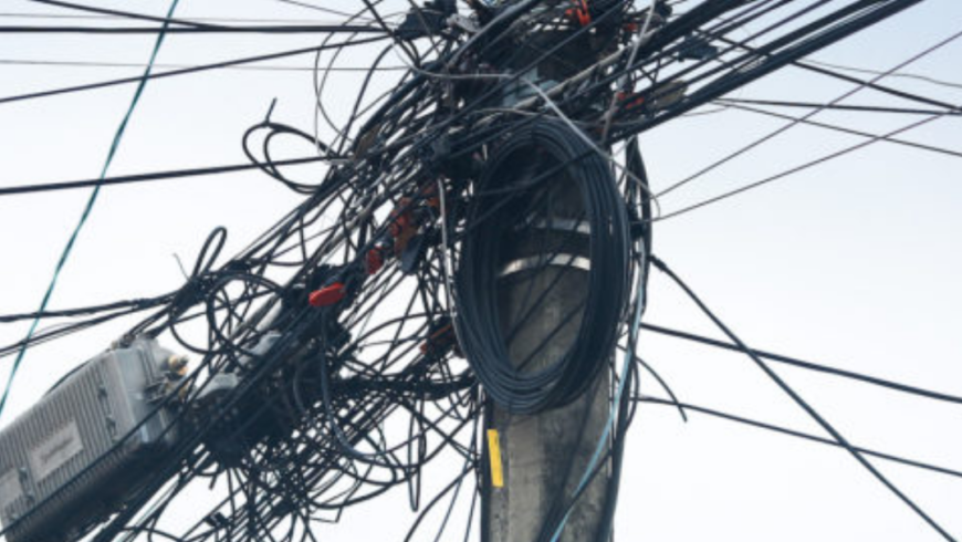 Enel SP já retirou 10 toneladas de fios irregulares de postes em 2022