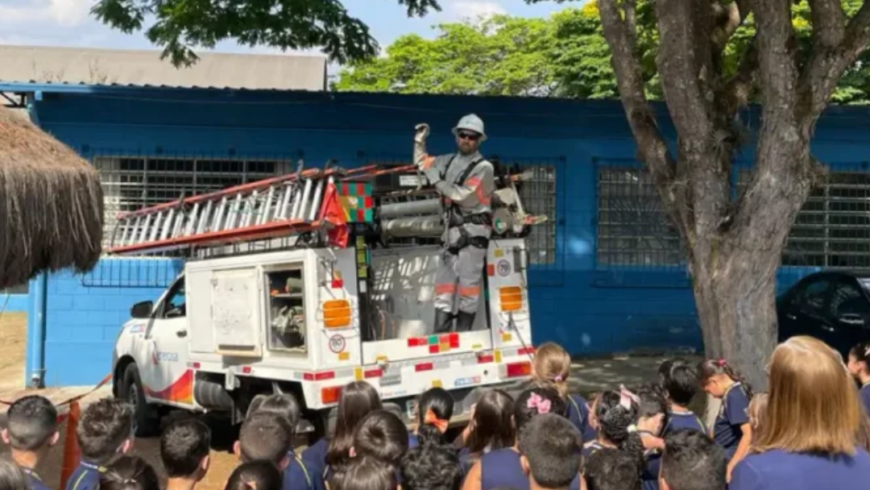 Equipes da Energisa, em outubro, foram às escolas para falar dos riscos de acidentes e do uso consciente da energia