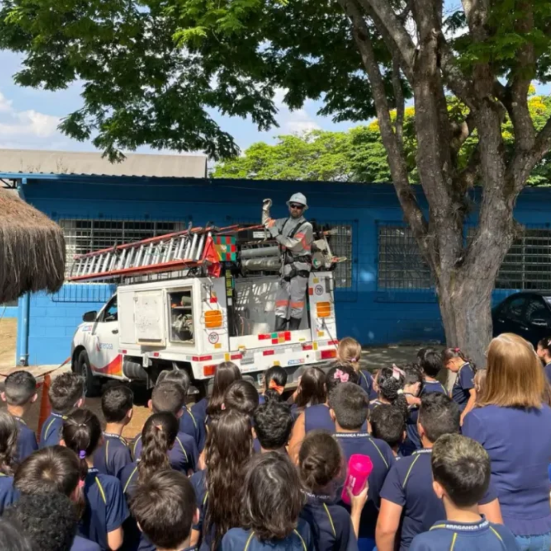 Equipes da Energisa, em outubro, foram às escolas para falar dos riscos de acidentes e do uso consciente da energia