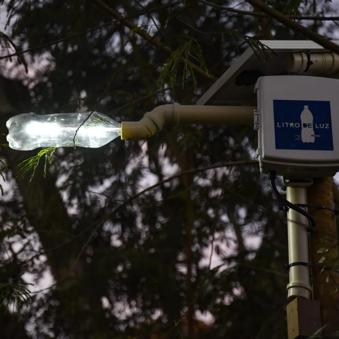 Postes de energia solar feitos com garrafa PET iluminam bairro da Serra (ES)